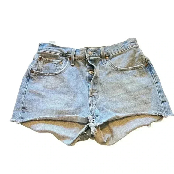 WOMEN’S LEVI’S  501 CUTOFF BUTTON FLY SHORTS WITH RAW HEM•LIGHT WASH•SIZE W30• - Picture 1 of 6